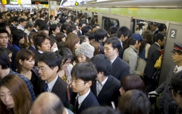 Đi Nhật hơn chục lần, tôi phát hiện họ không bao giờ gọi điện trên tàu điện ngầm: Điều số 1 không phải ai cũng làm được