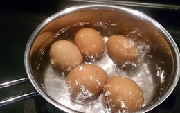 Luộc trứng đừng chỉ cho nước: Thêm 1 thìa này vào, bóc vỏ trơn tuồn tuột mà không bị nứt