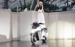 Xe máy điện tự cân bằng đầu tiên trên thế giới được sản xuất hàng loạt