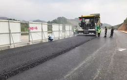 Sắp thảm nhựa tạo nhám, chống trơn trượt cao tốc Nội Bài - Lào Cai