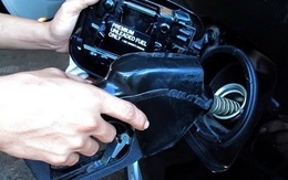 Quản lý thị trường TP HCM: Những cây xăng bán nhỏ giọt và găm hàng đã bị xử lý