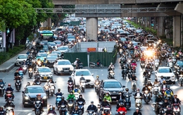 Lô cốt chiếm 1/3 lòng đường, người Hà Nội chật vật nhích từng mét về nhà