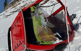 Cabin cáp treo văng khỏi dây và rơi xuống sườn núi, hành khách bên trong tử vong