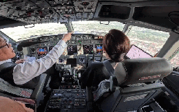 Hình ảnh hiếm: Vua và Hoàng hậu Thái Lan tự lái chuyên cơ hoàng gia thăm Lào