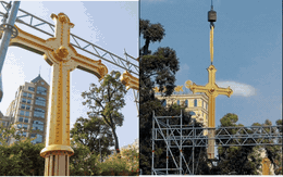 Khoảnh khắc 2 thánh giá mạ vàng nặng 400kg trở lại đỉnh nhà thờ Đức Bà Sài Gòn, người dân chăm chú theo dõi