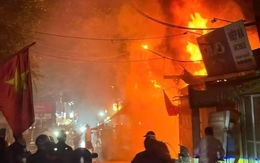 Ngôi nhà trên phố Định Công Hạ ở Hà Nội bốc cháy dữ dội