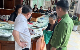 Cụ bà ở Nghệ An mang 19 chỉ vàng đi bán để chứng minh tài sản 'sạch'