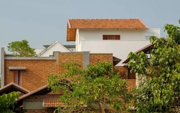 Không gian chữa lành cho gia đình trẻ với gạch mộc và ánh sáng tự nhiên