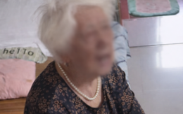 Bà nội nuôi cháu suốt 10 năm, ngày cháu đỗ ĐH còn mừng 300 triệu nhưng một câu nói của cháu lại khiến bà "muối mặt"