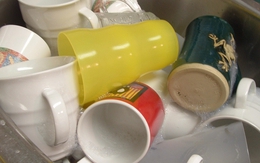 4 loại cốc dễ "hại thận", hại não vì giấu vi nhựa, kim loại nặng: Bác sĩ cảnh báo "đừng đựng nước nóng"