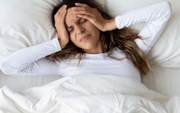 Tăng cân bất thường dù ăn rất ít, người phụ nữ nghe lời bác sĩ kiểm tra camera: “Sốc nặng khi phát hiện những gì diễn ra mỗi đêm”