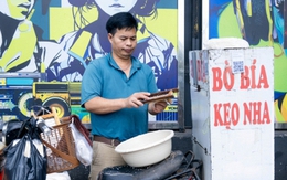 Clip: Đi tìm anh bán bò bía bí ẩn nhất Việt Nam, tiết lộ lý do mắt "đảo như lạc rang" khi bán hàng