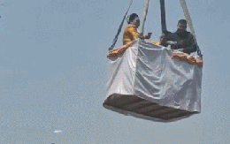 Hỗn loạn cảnh 2 ca sĩ dùng cần cẩu rải tiền cho 500 người sau khi trúng số độc đắc