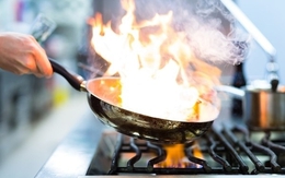 Công an cảnh báo tất cả người dân khi nấu ăn tại nhà: Hiểm họa tiềm ẩn khi sử dụng dầu mỡ