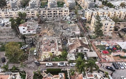 Hiện trường tan hoang sau loạt tên lửa Iran dội xuống gần cơ sở hạt nhân Israel