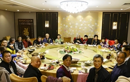 Đi họp lớp, bạn bè khoe làm giám đốc, trưởng phòng, tôi nói mình làm shipper: Về đến nhà, nhận được tin nhắn khó có thể quên