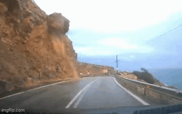 Đang đi trên đường núi, chiếc ô tô bị đất đá đổ xuống lấp kín xe, camera ghi lại khoảnh khắc kinh hoàng