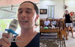 Xem anh Tây đi lấy đồ giặt 'bị' chủ tiệm kéo vào hát karaoke, dân mạng bật cười