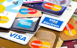 Một ngân hàng thu phí 300.000 đồng nếu khách hủy thẻ trong vòng 12 tháng