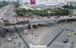 Rào chắn tại nút giao Cổ Linh để phục vụ dự án thi công hầm chui