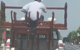 Công an TP Huế thông tin vụ "xe bán tải biển xanh chở người "đánh đu" phía sau thùng"