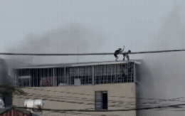 CLIP: Cận cảnh khoảnh khắc nghẹt thở khi 2 người đàn ông phá mái tôn mở đường sống trong đám cháy nhà 7 tầng ở Lĩnh Nam