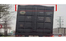 Phát hiện xe container màu đen lạ, cảnh sát Việt Nam lập tức theo dõi giám sát