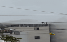 2 người phá mái tôn cứu các nạn nhân từ căn nhà 6 tầng cháy dữ dội ở Hà Nội