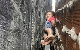 20 phút giải cứu cháu bé bị mắc kẹt giữa hai bức tường nhà ở TPHCM