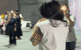 Mẹ đơn thân giàu nhất Vbiz ở biệt thự 20 tỷ, 40 tuổi tự sinh con, trẻ mãi không già suốt 15 năm