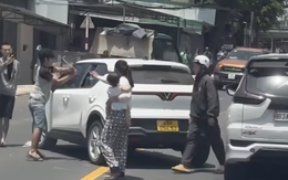 CLIP: Người chồng đập phá xe taxi chở vợ giữa phố