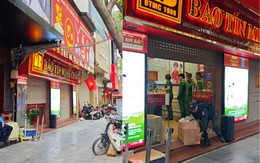 Cận cảnh cửa hàng Bảo Tín Minh Châu vào lúc này: Nhiều cảnh sát xuất hiện, hàng loạt thùng carton được thu giữ