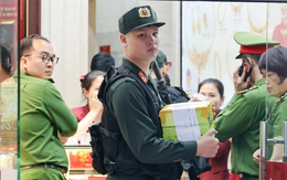 Công an thu giữ nhiều thùng tài liệu tại 2 cửa hàng Bảo Tín Minh Châu ở Hà Nội