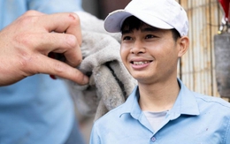 Danh tính người đàn ông phá mái tôn cứu người trong đám cháy rồi âm thầm rời đi: “Ông trời có mắt hết, mình giúp được gì thì giúp thôi”