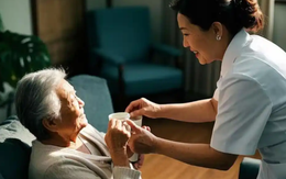 10 năm làm nghề chăm sóc người già, tôi nhận ra: Người về hưu dư dả hay chật vật không nằm ở lương hưu, mà ở 3 quyết định tài chính này