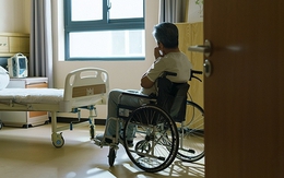 Người đàn ông vừa xuất viện đã đưa sổ tiết kiệm 2 tỷ cho con rể, lúc con trai xin mua xe lại nói: “Bố không có tiền”