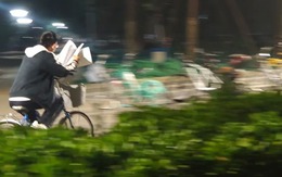 Bức ảnh "vừa đạp xe vừa học" gây sốt: Nhịp sống áp lực của sinh viên ĐH top 1!