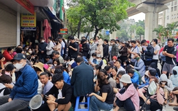 Cửa hàng vàng Bảo Tín Mạnh Hải ken đặc người xếp hàng từ 4 - 5h sáng sau loạt tin nhắn bất ngờ