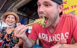 Muốn nói "Tôi ăn nhiều", anh Tây lỡ miệng thành "Tôi ăn nhậu" và cái kết khiến cả bàn cười nghiêng ngả