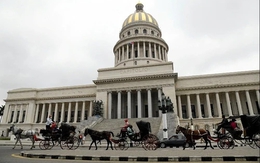 Cạn sạch xăng, đường phố Cuba xuất hiện cảnh như 'xuyên không': Người dân phải dùng thứ tưởng đã lỗi thời