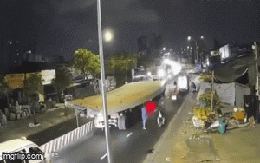 Kinh hoàng khoảnh khắc tấm thép hơn 10 tấn rơi đè bẹp cabin xe rác, tài xế tử vong