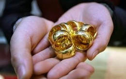 Chê gửi tiết kiệm, dồn tiền mua vàng lúc gần 190 triệu/lượng: “Tôi ôm 3 cây vàng rồi thấp thỏm từng ngày”