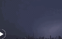 Khoảnh khắc sét đánh thẳng vào toà nhà cao nhất thế giới: Cảnh tượng như ngày "tận thế" ở Dubai