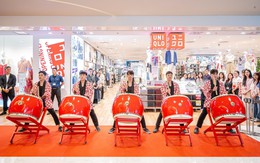 Hàng trăm khách hàng xếp hàng dài trước cửa hàng UNIQLO Hanoi Centre