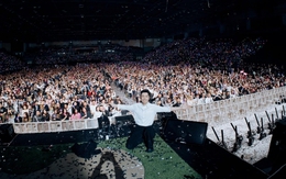 Clip: Khán giả nữ sân si “giật spotlight” của người khác, cái kết khiến MXH hả hê