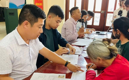 Người dân nhận tiền đền bù tại dự án khu công nghiệp gần 240ha do Vingroup đầu tư