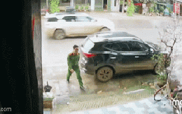 Clip 23 giây trước cửa nhà của chiến sĩ Công an và 2 con nhỏ gây chú ý đặc biệt