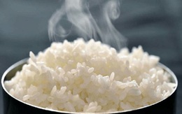 Khi nấu cơm, tại sao lại cho thêm giấm trắng và dầu ăn?