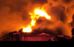 Kho xưởng đồ gỗ bốc cháy dữ dội gần bệnh viện K Tân Triều