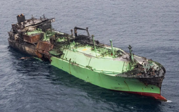 ‘Lộc trời cho’: Một nước chuẩn bị dỡ 700 tấn dầu Nga khỏi tàu trôi dạt vào vùng biển